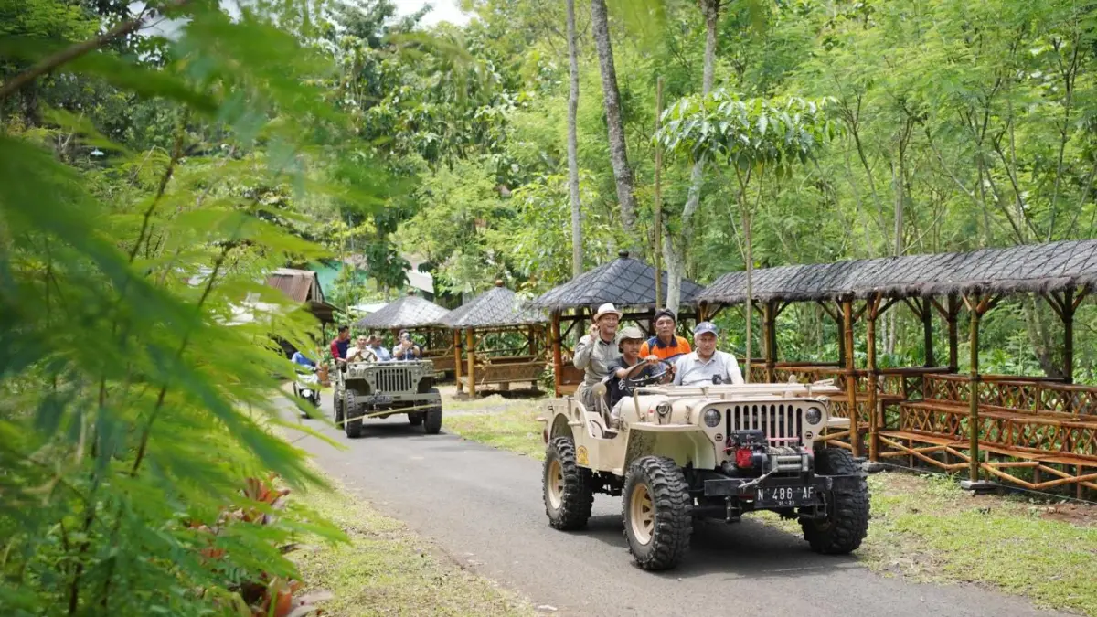 Desa Wisata Bangelan Malang menawarkan pengalaman jelajah desa dengan kebun kopi, wisata alam, peternakan hingga paket naik jeep. (jadesta.kemenpar.go.id)