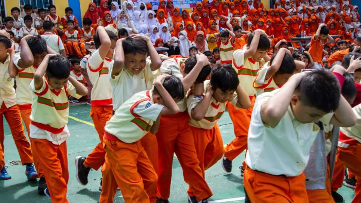 Latihan Evakuasi Gempa Bumi Bagi Siswa di Sekolah. Foto: Shutterstock.com