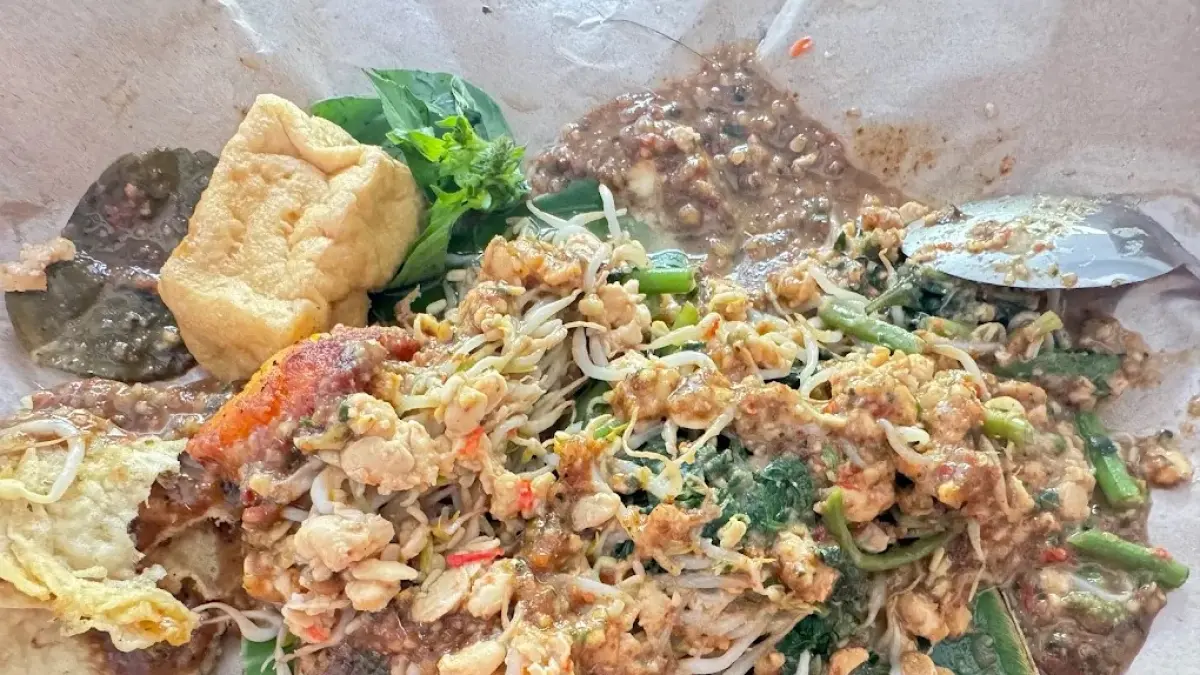 Pecel khas Kediri dengan sambal tumpang yang bisa ditemukan di sejumlah tempat makan di Kota Malang. (Google Maps/Herman Hartono)