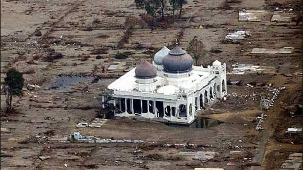 Sebuah Masjid Masih Berdiri di Tengah Reruntuhan Akibat Tsunami di Keude Teunom, Aceh. Foto: Jacob J. Kirk/U.S. Navy via Getty Images