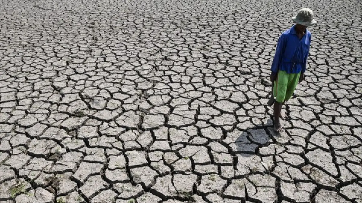 Seorang petani berjalan melintasi area lahan persawahan yang mengering dan retak-retak akibat dampak kemarau panjang, menyusul peringatan dini kekeringan meteorologis dari BMKG yang menetapkan sebagian besar wilayah Pulau Jawa dalam status zona merah. (Foto: Dok. Istimewa via detikcom)