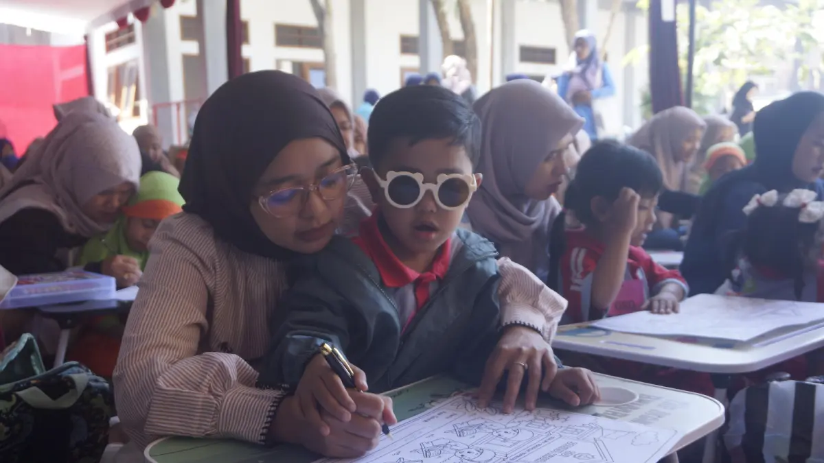 ANTUSIASME TINGGI: Sejumlah peserta mengikuti lomba mewarnai di SDI Sabilul Khoir, Kecamatan Junrejo kemarin (15/9). (RORI DINANDA BESTARI/RADAR BATU)