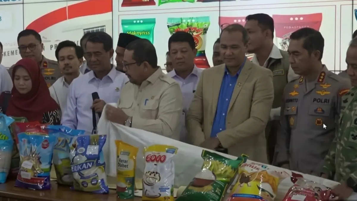 Bapanas tunjukkan beberapa beras fortifikasi abal-abal. Sumber: Youtube/@IDN Times.