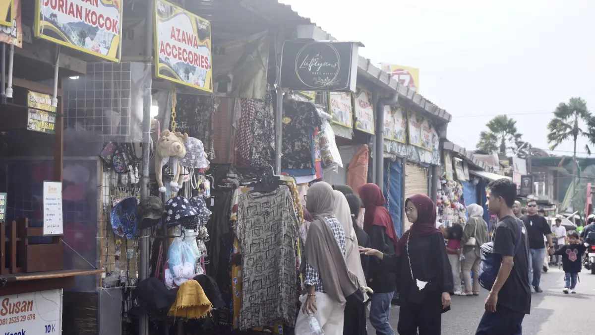 DALAM PENYIDIKAN: Sejumlah wisatawan beraktivitas di kawasan Pasar Kuliner Alun-Alun Batu beberapa hari lalu. (RORI DINANDA BESTARI/RADAR BATU)