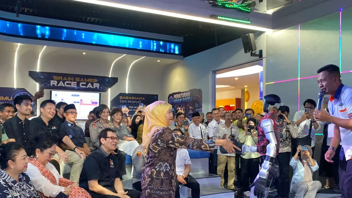 BERI APRESIASI: Gubernur Jatim Khofifah Indar Parawansa menyaksikan pertunjukan robot di Museum Mega Science dan Budaya JTP 1 kemarin (16/9). (RORI DINANDA BESTARI/RADAR BATU)