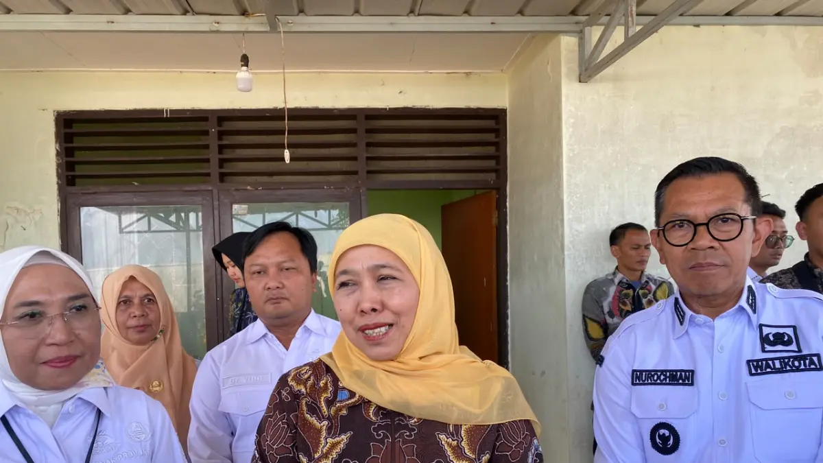 DOORSTOP: Gubernur Jatim Khofifah Indar Parawansa menjawab pertanyaan dari awak media kemarin (16/9). (RORI DINANDA BESTARI/RADAR BATU)