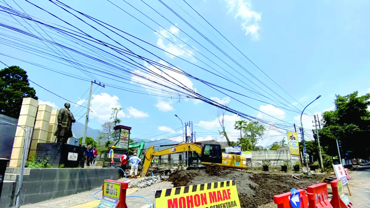 PROGRES PENATAAN: Alat berat dikerahkan untuk pemasangan DUB di kawasan proyek Simpang Patih pekan lalu. (RORI DINANDA BESTARI/RADAR BATU)