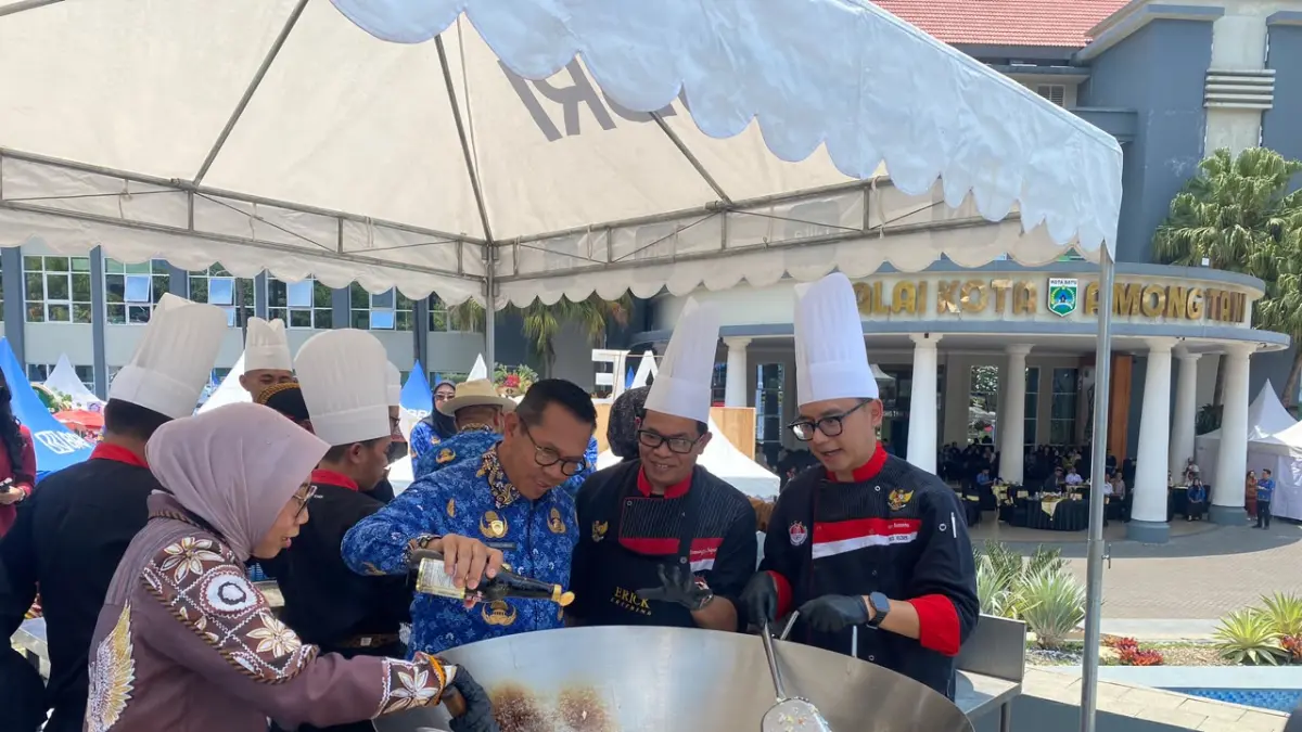 ANTUSIAS TINGGI: Wali Kota Batu Nurochman mengikuti demo memasak dalam gelaran BSFF 2026 di Balai Kota Among Tani Batu kemarin (17/9).  (RORI DINANDA BESTARI/RADAR BATU)
