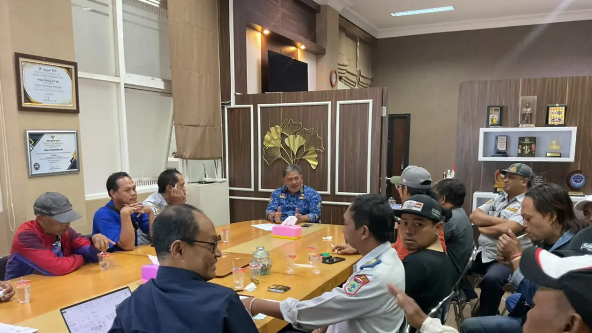 PROSES DISKUSI: Sejumlah jukir mengikuti diskusi di Kantor Dishub Kota Batu kemarin (17/9). (RORI DINANDA BESTARI/RADAR BATU)