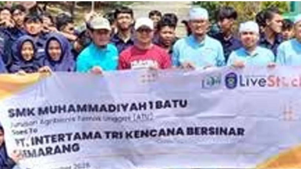 Guru, siswa, dan Kepala SMK Muhammadiyah 1 Batu berfoto bersama setelah melakukan kunjungan selama tiga hari di PT Intertama Tri Kencana, Semarang.