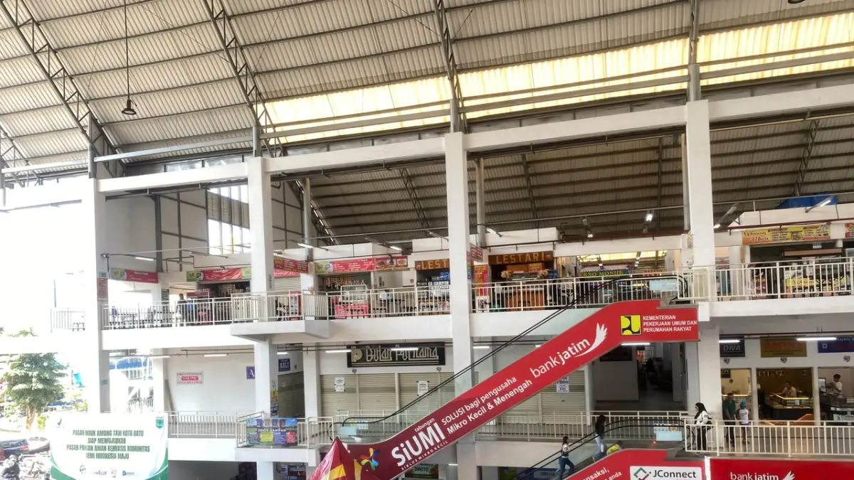 JADI SOROTAN: Beberapa kios di kawasan Pasar Induk Among Tani Batu tampak tak beroperasi kemarin (18/9). (RORI DINANDA BESTARI/RADAR BATU)