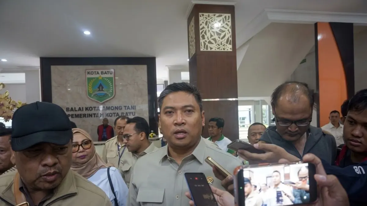 Kepala Badan Gizi Nasional (BGN) Sudaryono menjawab pertanyaan awak media saat kunjungan ke Kota Batu. (Rori Dinanda Bestari/Radar Batu)