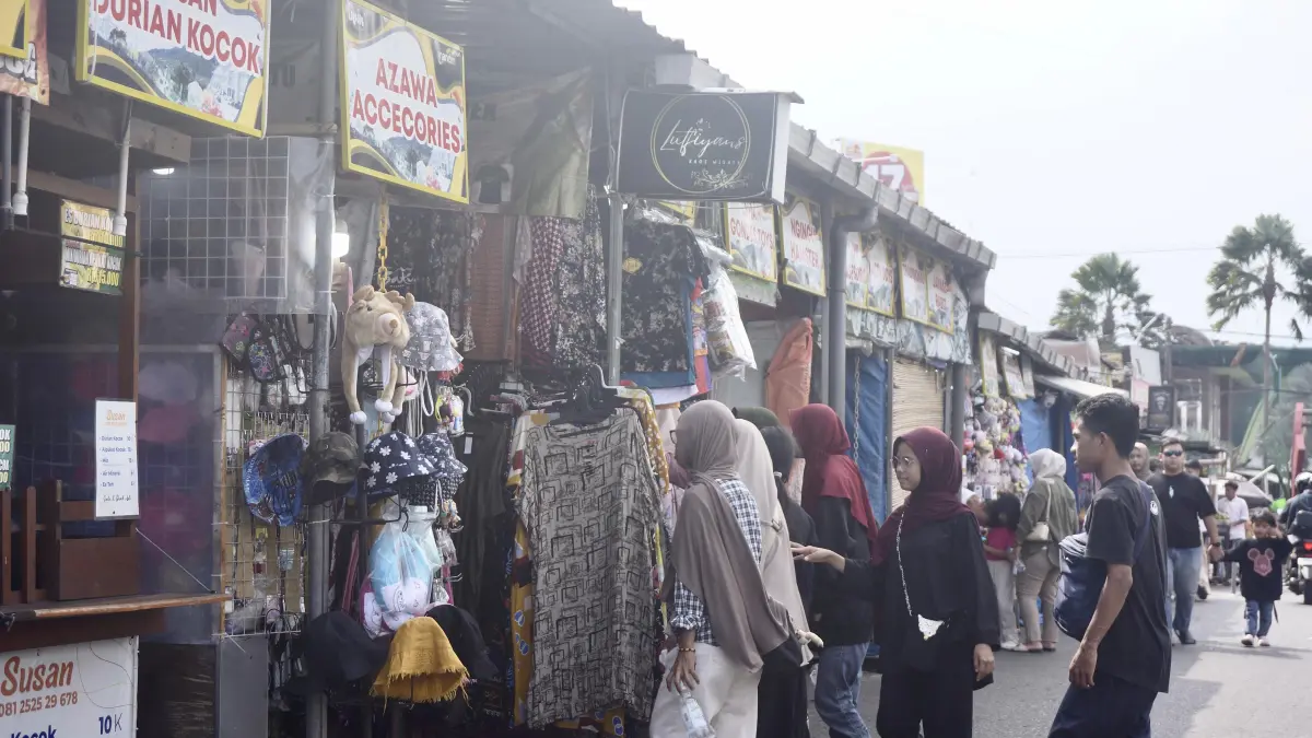 BAKAL DITATA: Pasar Laron Alun-Alun Kota Batu masih menjadi jujugan wisatawan saat libur akhir pekan.