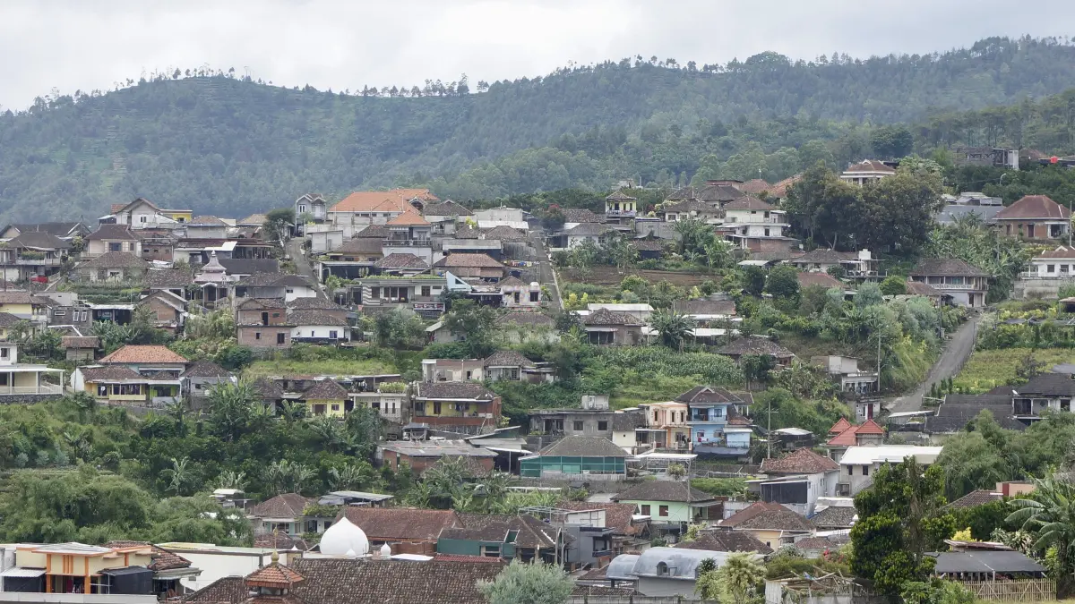 HARGA MELAMBUNG: Kondisi permukiman padat penduduk di kawasan Desa Sumberejo, Kecamatan Batu.