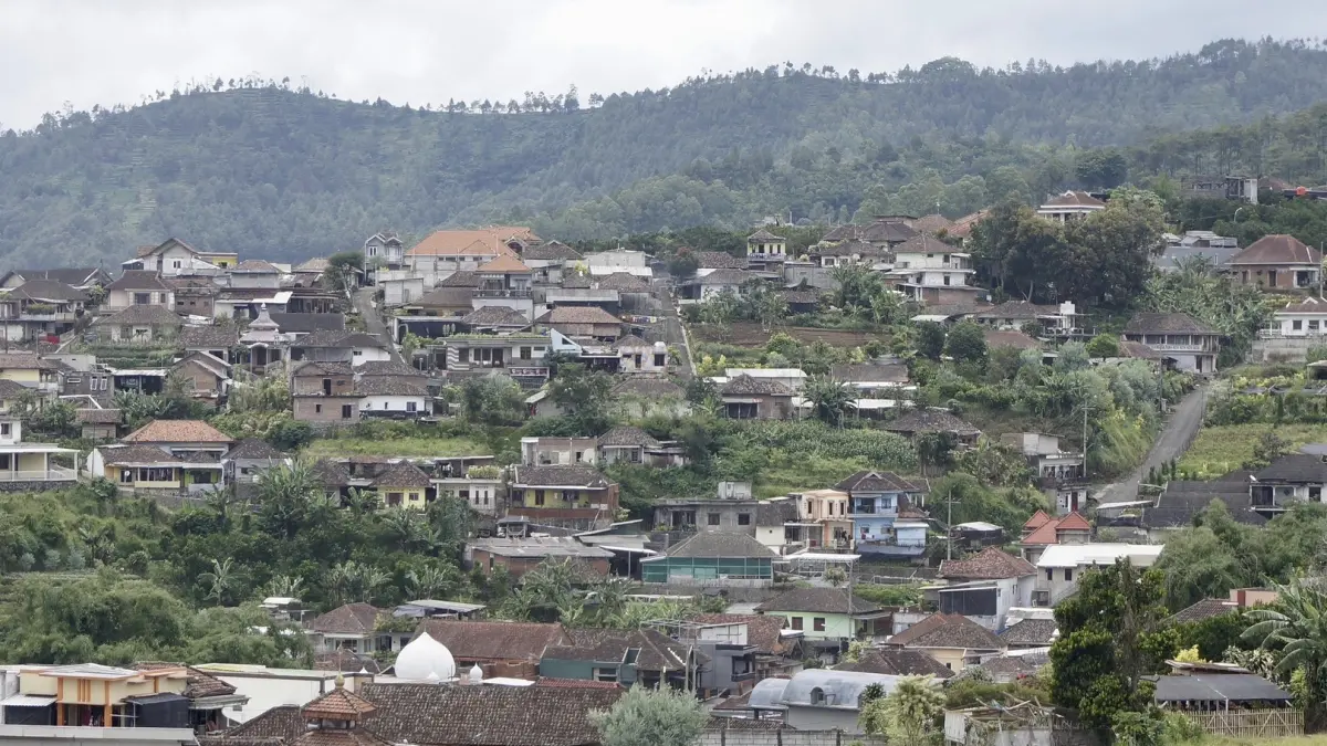 HARGA MELAMBUNG: Kondisi permukiman padat penduduk di kawasan Desa Sumberejo, Kecamatan Batu. (RORI DINANDA BESTARI/RADAR BATU)