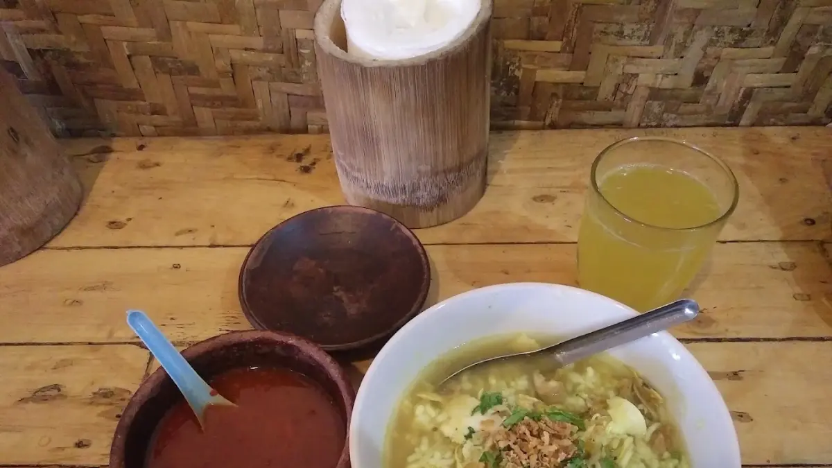 Soto Gunung Mbah Djie di Malang menyajikan soto seger dengan pilihan porsi jumbo dan aneka lauk pendamping. (Google Maps/Renaldi Sidiq Wibowo)
