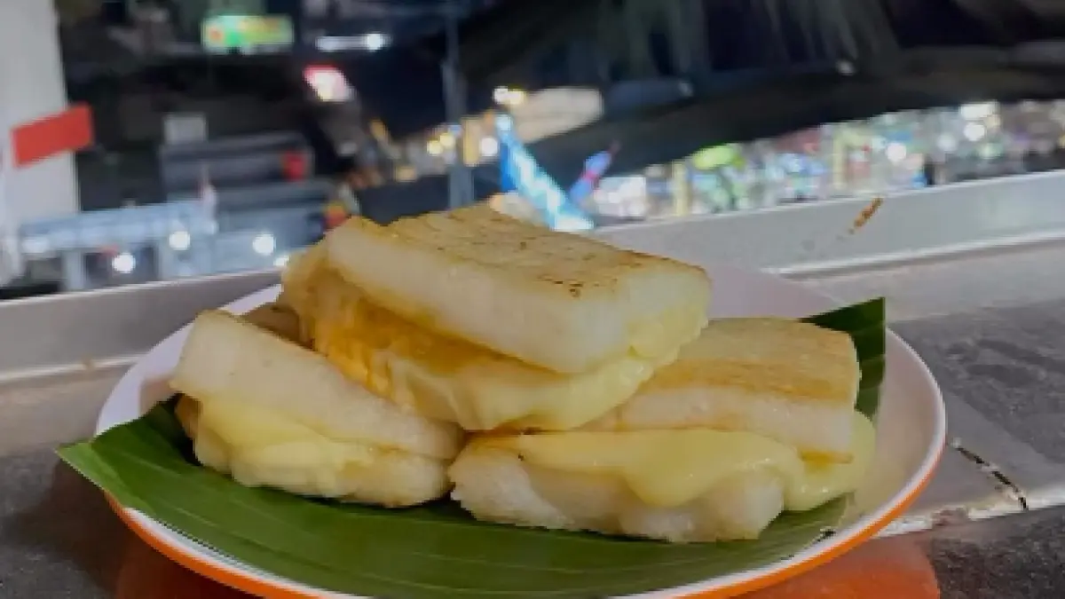 Tetel bakar dengan beragam pilihan topping menjadi salah satu menu unik yang ditawarkan Kedai Sini Sono di Kota Batu. (Sumber: Instagram/@kedai_sinisono)