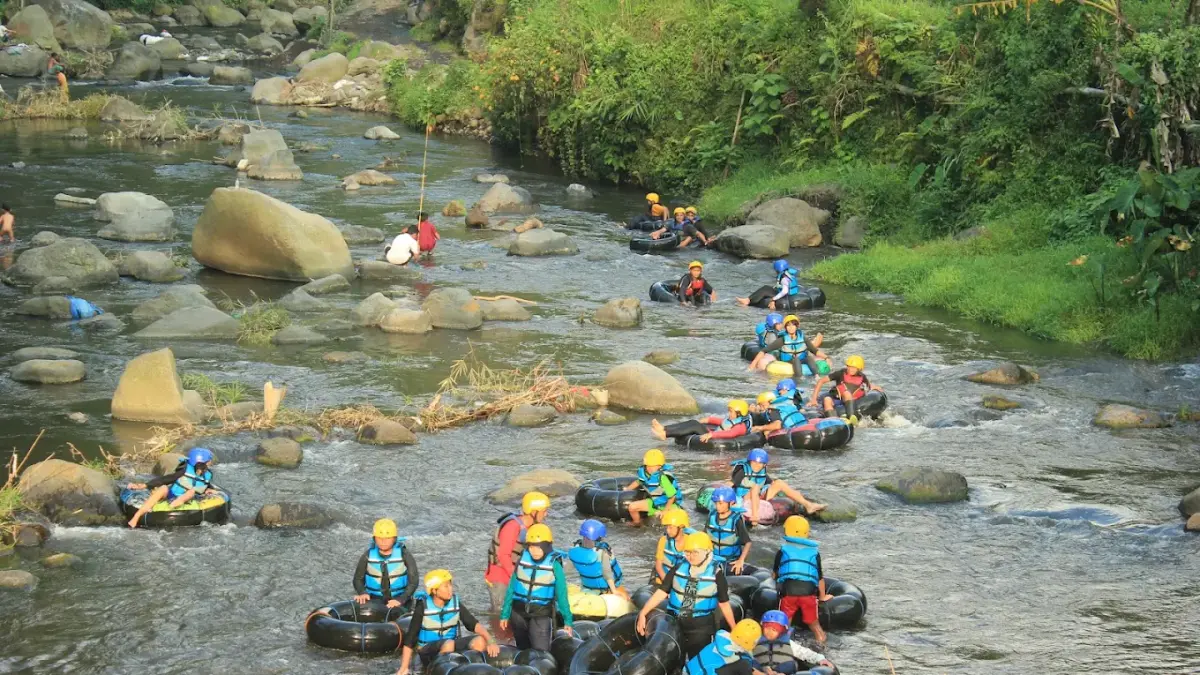 Banyumaro Adventure Tubing di Poncokusumo menawarkan pengalaman menyusuri sungai dengan tiga pilihan rute, mulai 1 hingga 3 kilometer. (Google Maps/Banyumaro Adventure)
