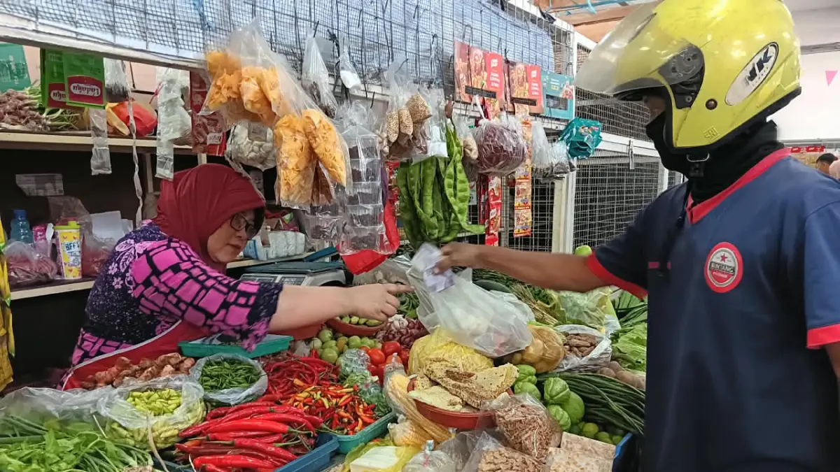 FLUKTUATIF: Harga cabai rawit di Pasar Induk Among Tani fluktuatif. Kemarin (21/9), harganya mencapai Rp 70 ribu per kilogram. (INDAH MEI YUNITA/RADAR BATU)
