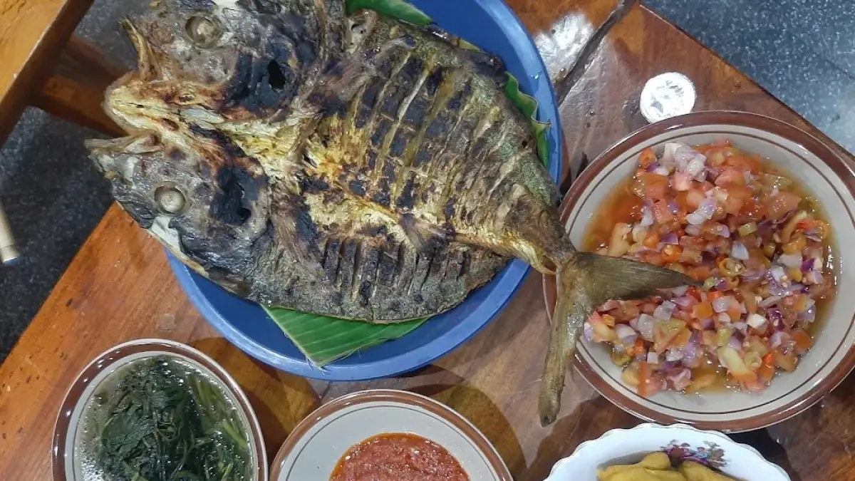 Ikan Bakar Khas Sulawesi Bang Mohtar di Kota Batu menawarkan beragam ikan laut segar yang bisa dipilih dan ditimbang sebelum dibakar. (Google Maps/Fadlur Rahman)