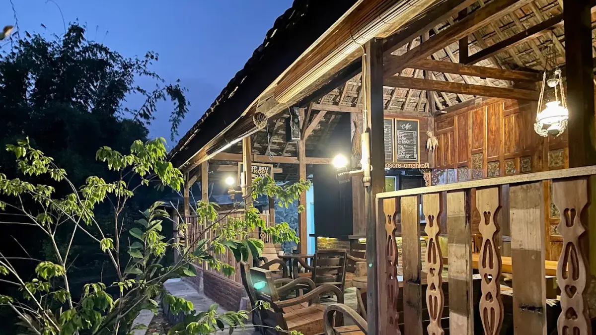 Interior bergaya jadul di Kembang Sore Omah Kopi membuat pengunjung serasa bernostalgia di rumah nenek. (Google Maps/Kembang Sore Omah Kopi)
