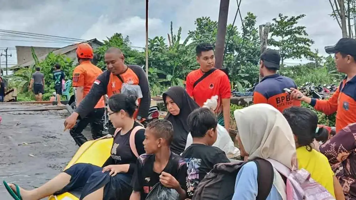 Petugas BPBD melakukan evakuasi warga terdampak banjir. Foto: BNPB