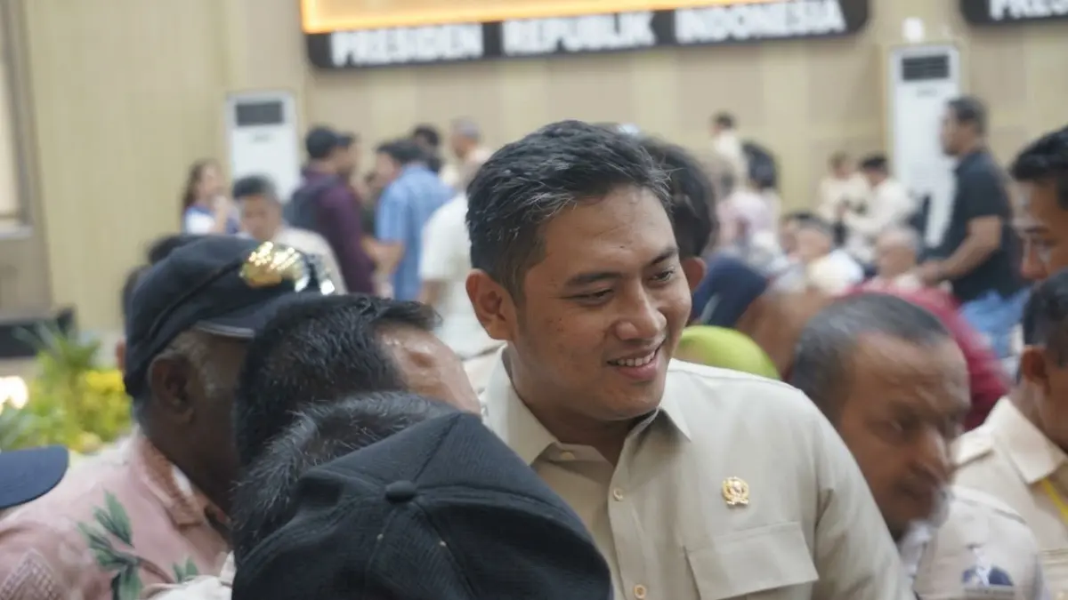 INTERAKSI LANGSUNG: Kepala BGN Sudaryono menyapa para peserta Rembug Paripurna KTNA Nasional di Balai Kota Among Tani Batu beberapa hari lalu. (RORI DINANDA BESTARI/RADAR BATU)