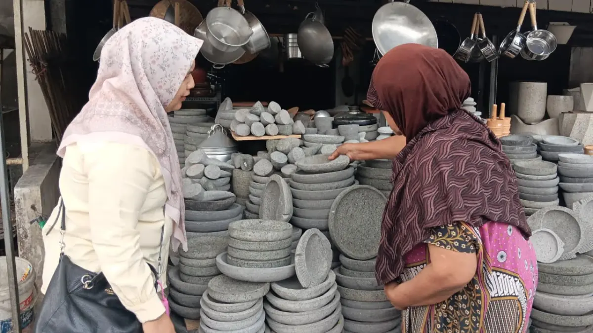 JAGA KUALITAS: Penjual cobek batu dan gerabah di Jalan Ir Soekarno melayani pembeli beberapa hari lalu. (INDAH MEI YUNITA/RADAR BATU)
