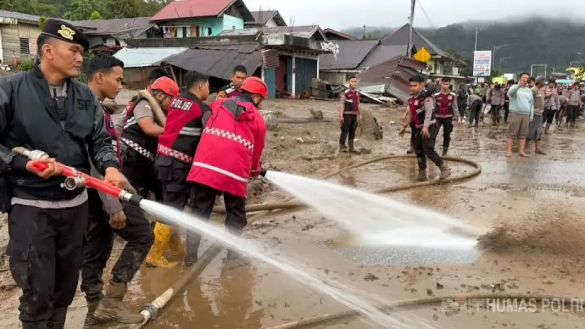 Proses penanganan banjir bandang di Kabupaten Solok, Sumatra Barat. Dokumentasi: mediahub.polri.go.id