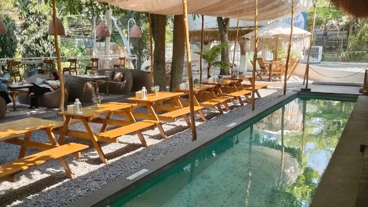 Rockhills Batu punya area outdoor dengan kolam, aneka menu, dan suasana sejuk. Harga makanan dan minuman mulai Rp25 ribu. (Google Maps/Lail Mutfin)