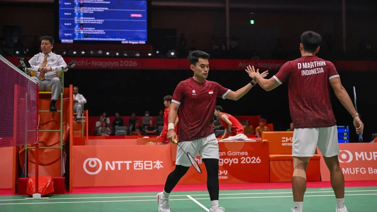 Keterangan Foto:
Pasangan ganda putra Indonesia, Leo Rolly Carnando dan Daniel Marthin, saling Melakukan high-five di lapangan saat bertanding melawan wakil Thailand pada babak semifinal bulu tangkis beregu putra. Kemenangan duet ini memastikan Indonesia melaju ke partai puncak dengan skor akhir 3-1. (Foto: Dok. ANTARA News)