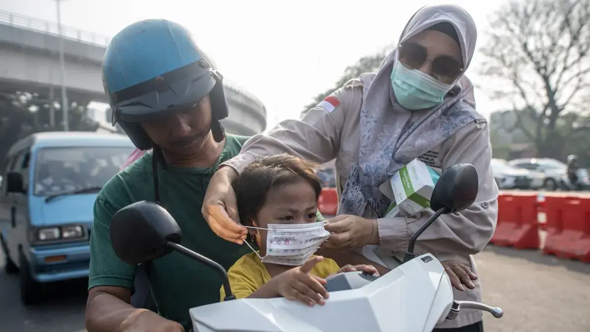 Himbauan untuk selalu menggunakan masker untuk mencegah ISPA. Foto: Media Indonesia
