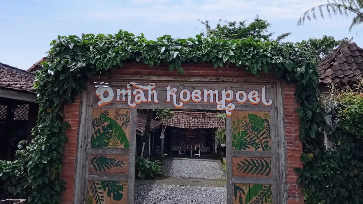 Omah Koempoel Batu menghadirkan suasana rumah Jawa melalui bangunan joglo, limasan dan ornamen kayu di Jalan Sultan Hasan Halim. (Google Maps/Omah Koempoel)