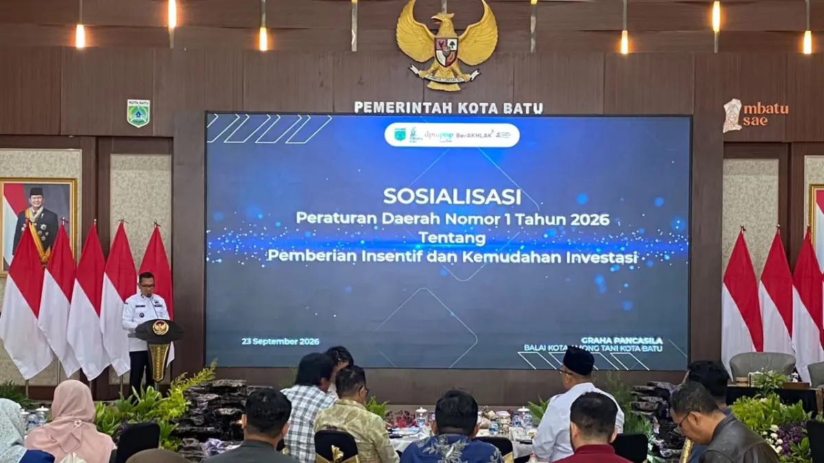 BERI MATERI: Wali Kota Batu Nurochman memberikan pemaparan dalam kegiatan Sosialisasi Peraturan Daerah (Perda) Nomor 1 Tahun 2026 tentang Pemberian Insentif dan Kemudahan Investasi di Graha Pancasila, Balai Kota Among Tani kemarin (23/9). (RORI DINANDA BESTARI/RADAR BATU)