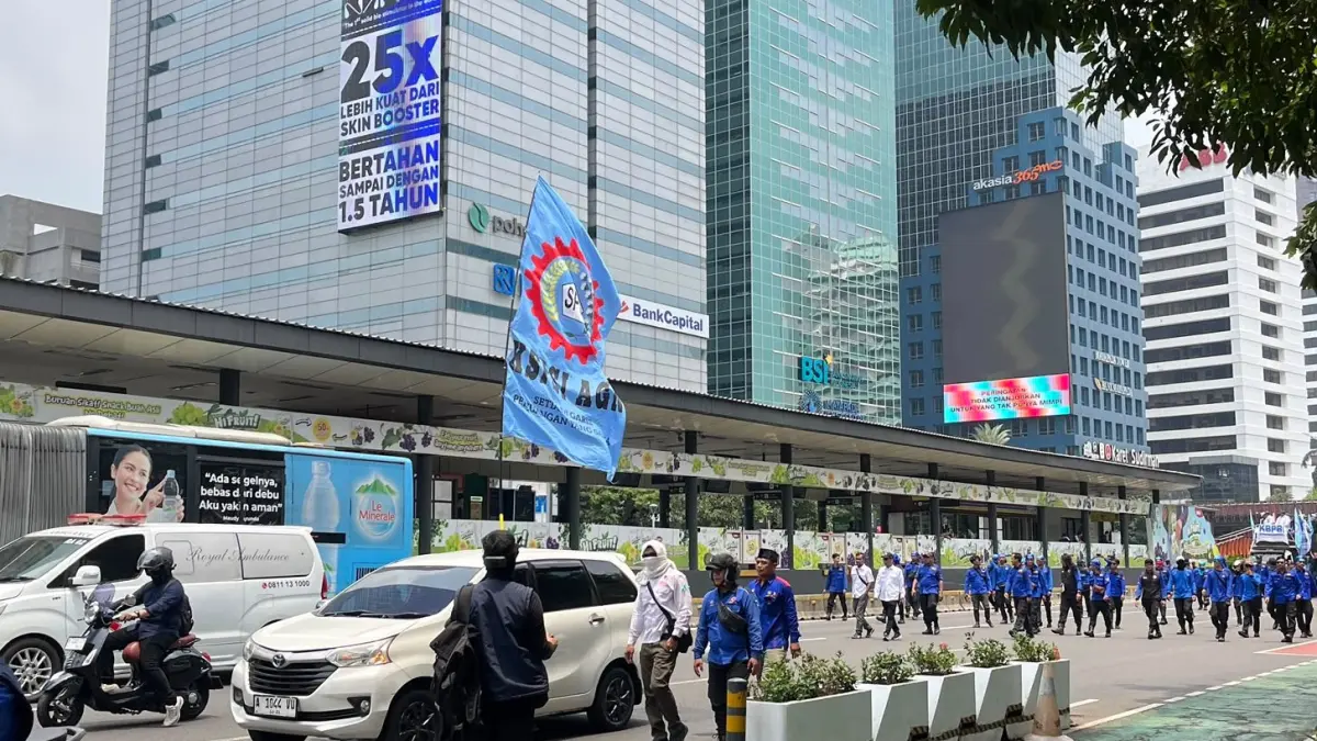Demo buruh hari ini di Sudirman, Jakarta. Foto: x.com/feasttest