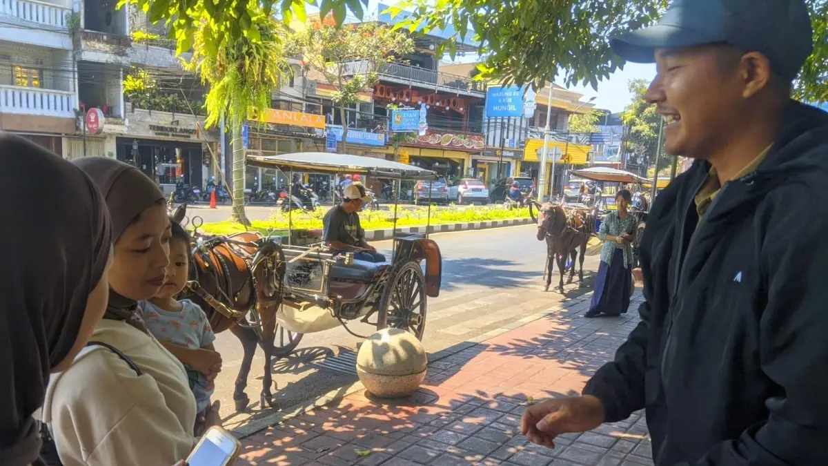 DOKAR WISATA: Beberapa pengunjung mengambil kupon dokar wisata gratis yang beroperasi mulai pukul 08.00-11.00 di Jalan Agus Salim, Kelurahan Sisir, Kecamatan Batu. (MUHAMMAD WAHIB ALI/RADAR BATU)