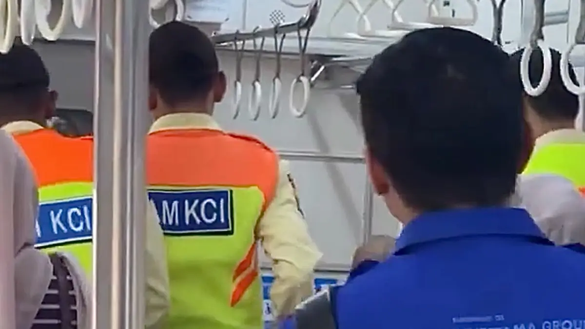 Petugas dan penumpang di Stasiun Rawabuntu membantu seorang Ibu yang sedang melahirkan di KRL. Foto: x.com/KampusUpdate