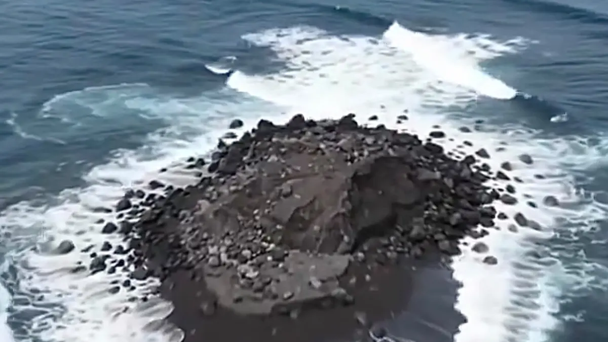 Kemunculan dua pulau baru setelah erupsi Anak Krakatau. Foto: x.com/joneshop