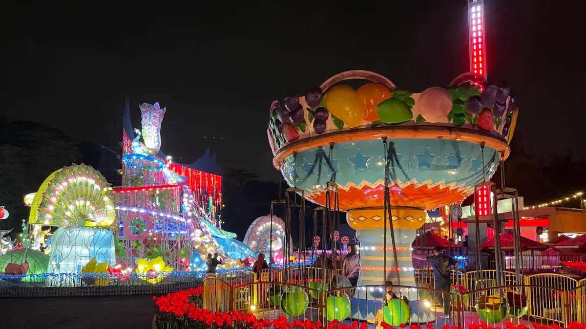Milenial Glow Garden di Jatim Park 3 menghadirkan 16 zona dengan permainan cahaya dan instalasi bertema, dari bawah laut hingga hutan bunga. (Google Maps/Ravi Vendra Rishika)