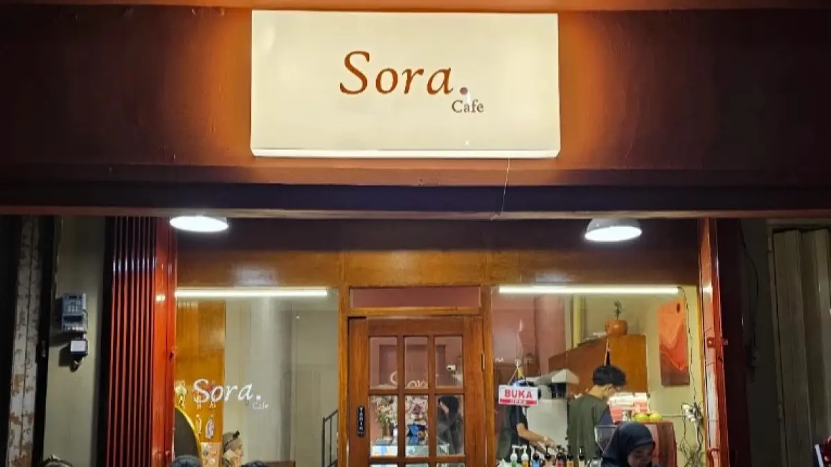 Sora Cafe Batu menawarkan beragam pilihan menu, mulai dari Pistachio Coffee dan Matcha Ube Latte hingga pastry dan cake. (Google Maps/Evan Ericssen)