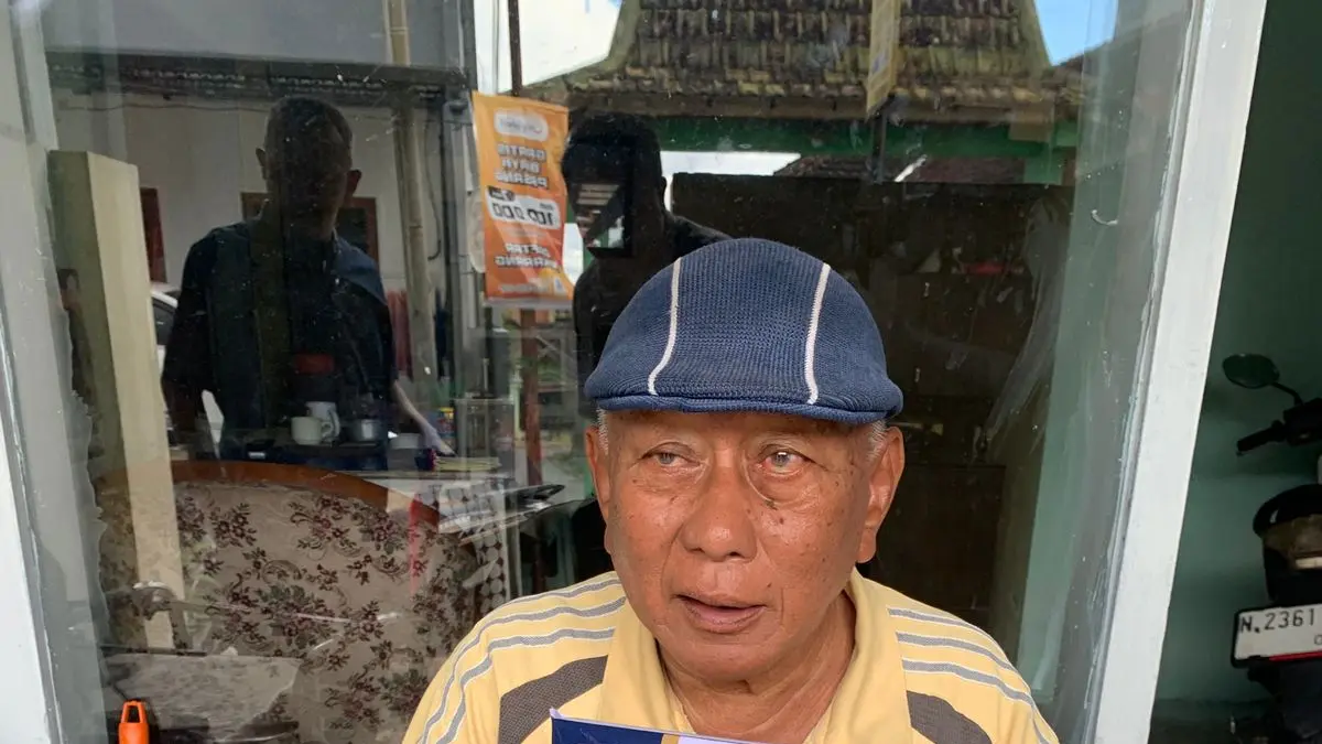 SASAR LANSIA DAN DISABILITAS: Salah seorang warga di Desa Pendem, Kecamatan Junrejo menjadi penerima manfaat bantuan langsung tunai (BLT). (PEMDES PENDEM FOR RADAR BATU)