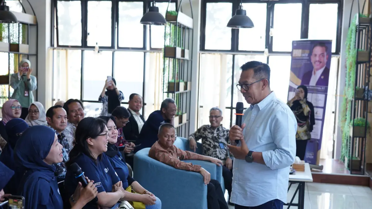 SESI DISKUSI: Wali Kota Batu Nurochman mendengarkan aspirasi pelaku UMKM di PLUT KUMKM pada Kamis lalu (24/9). (RORI DINANDA BESTARI/RADAR BATU)