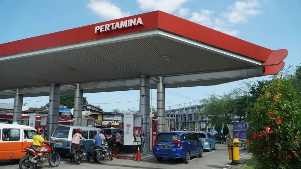 Warga mengisi BBM di salah satu SPBU Pertamina. Foto: Istimewa