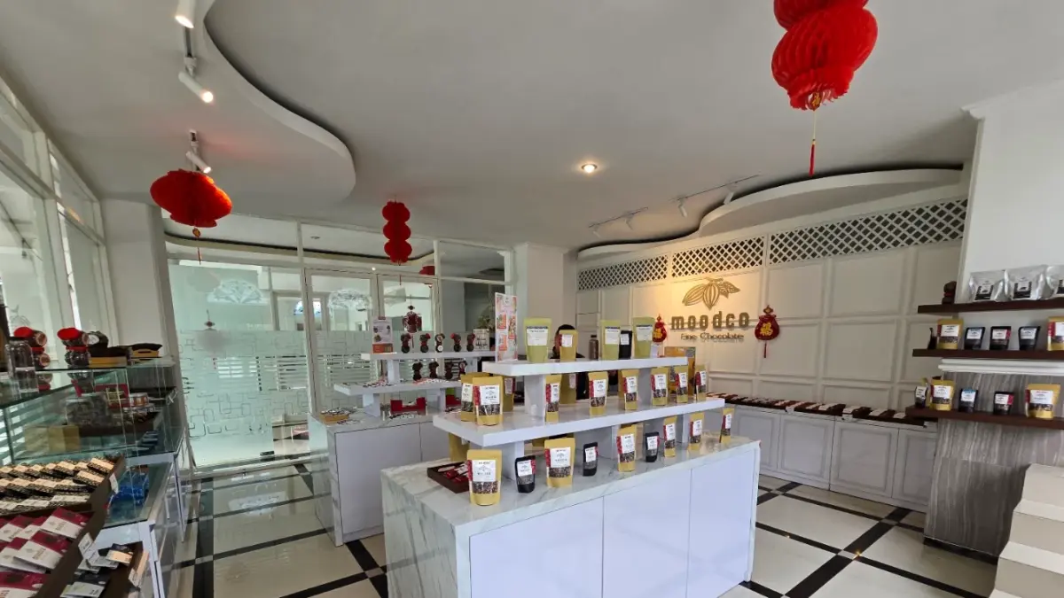 Berburu oleh-oleh cokelat di Kota Batu? Moodco punya beragam varian cokelat lokal dengan kadar kakao yang berbeda, cocok untuk buah tangan. (Google Maps/Evan Ericssen)