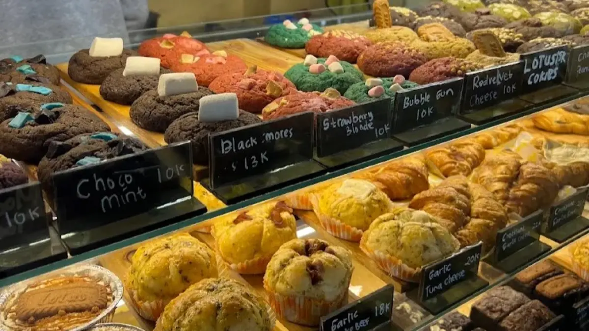 MoodyMood Bakers Batu menampilkan beragam pilihan camilan manis, mulai dari soft cookies, cromboloni, garlic bread hingga brownie dengan sejumlah varian rasa. (Google Maps/Sasha Tri)