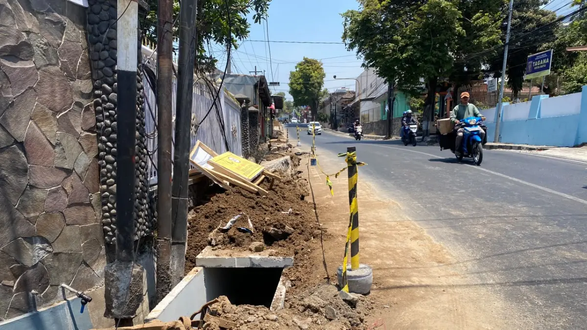 MULAI DIBANGUN: Proyek revitalisasi trotoar di Jalan Abdul Ghani Bawah masih berproses hingga kemarin. (RORI DINANDA BESTARI/RADAR BATU)