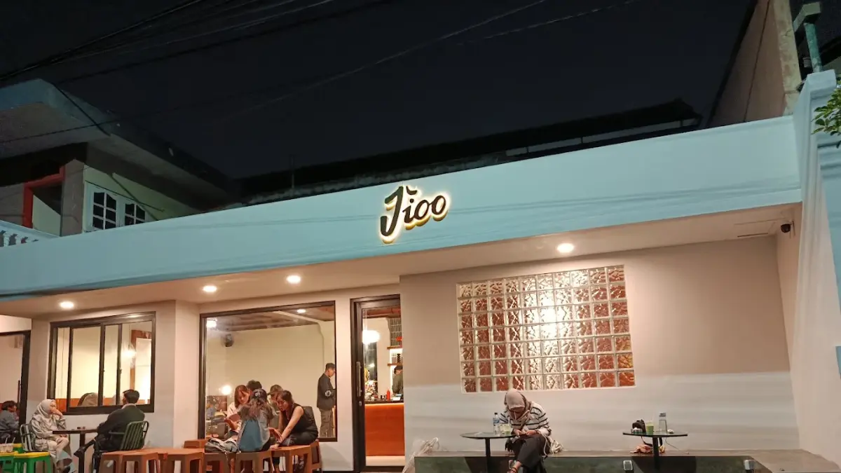 Jioo Coffee & Eatery di Kota Batu menawarkan beragam pilihan menu, mulai dari kopi, minuman non-kopi, makanan berat, hingga camilan. (Google Maps/Clarista Adyarani)