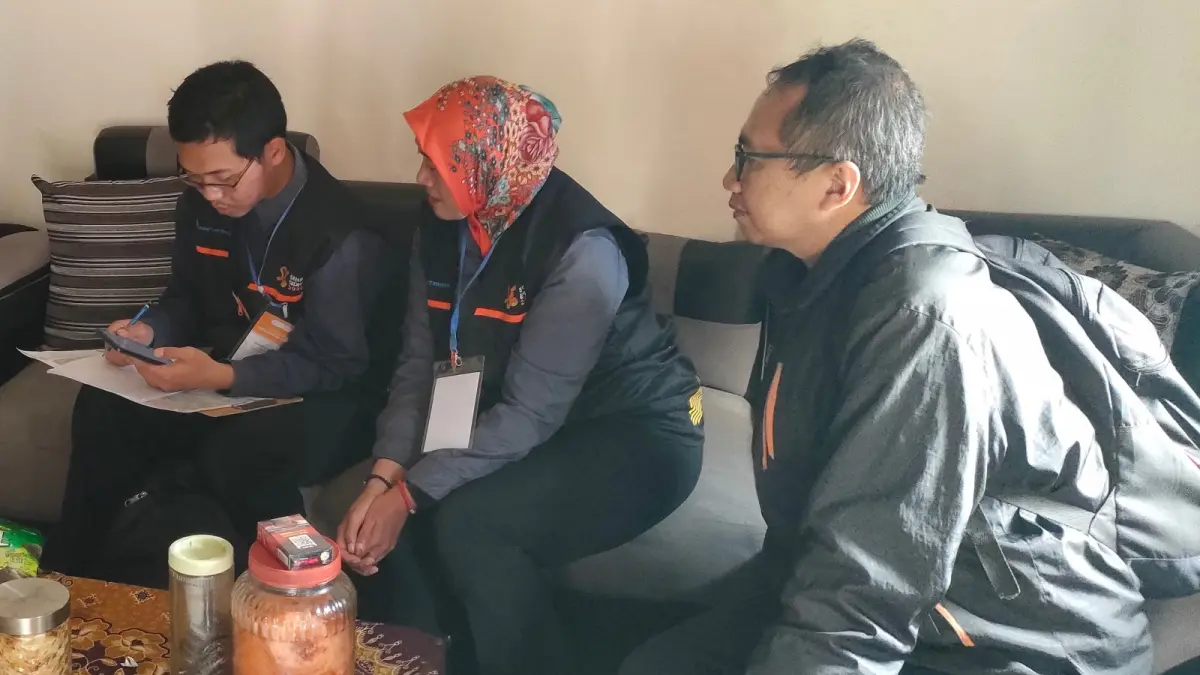 SENSUS EKONOMI: Petugas SE 2026 melakukan pendataan di rumah responden beberapa waktu lalu. (BPS KOTA BATU FOR RADAR BATU)