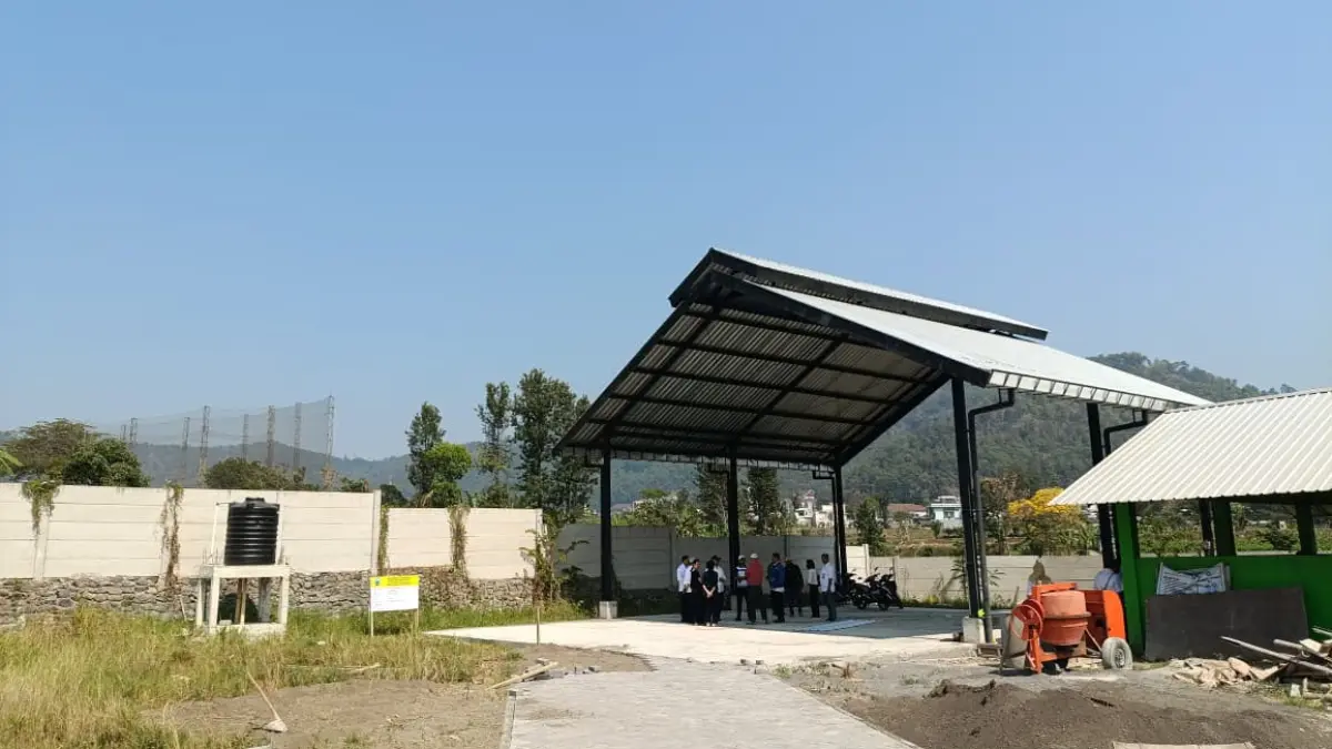 SEGERA BEROPERASI: Sekda Kota Batu Alfi Nurhidayat dan DLH Kota Batu meninjau pembangunan TPS3R Desa Pesanggrahan kemarin (30/9). (RORI DINANDA BESTARI/RADAR BATU)