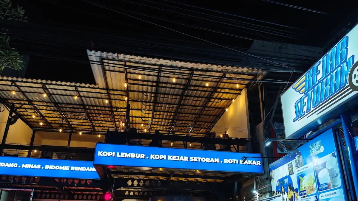 Kejar Setoran Food Space di Jalan Soekarno-Hatta, Malang, menawarkan berbagai menu dengan sentuhan rasa rendang, salah satunya Minas Rendang. (Google Maps/Si Explorer)